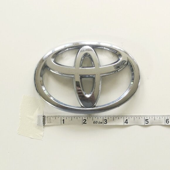 Toyota Yaris 2006-2011 Hatchback Emblem 75432-0000 Rear Trunk Lid - Picture 1 of 2